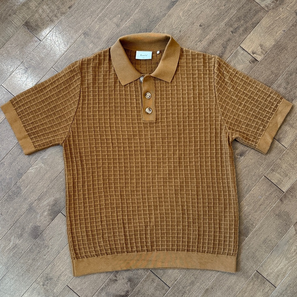 Forét brand textured polo shirt. NWOT. Size large.